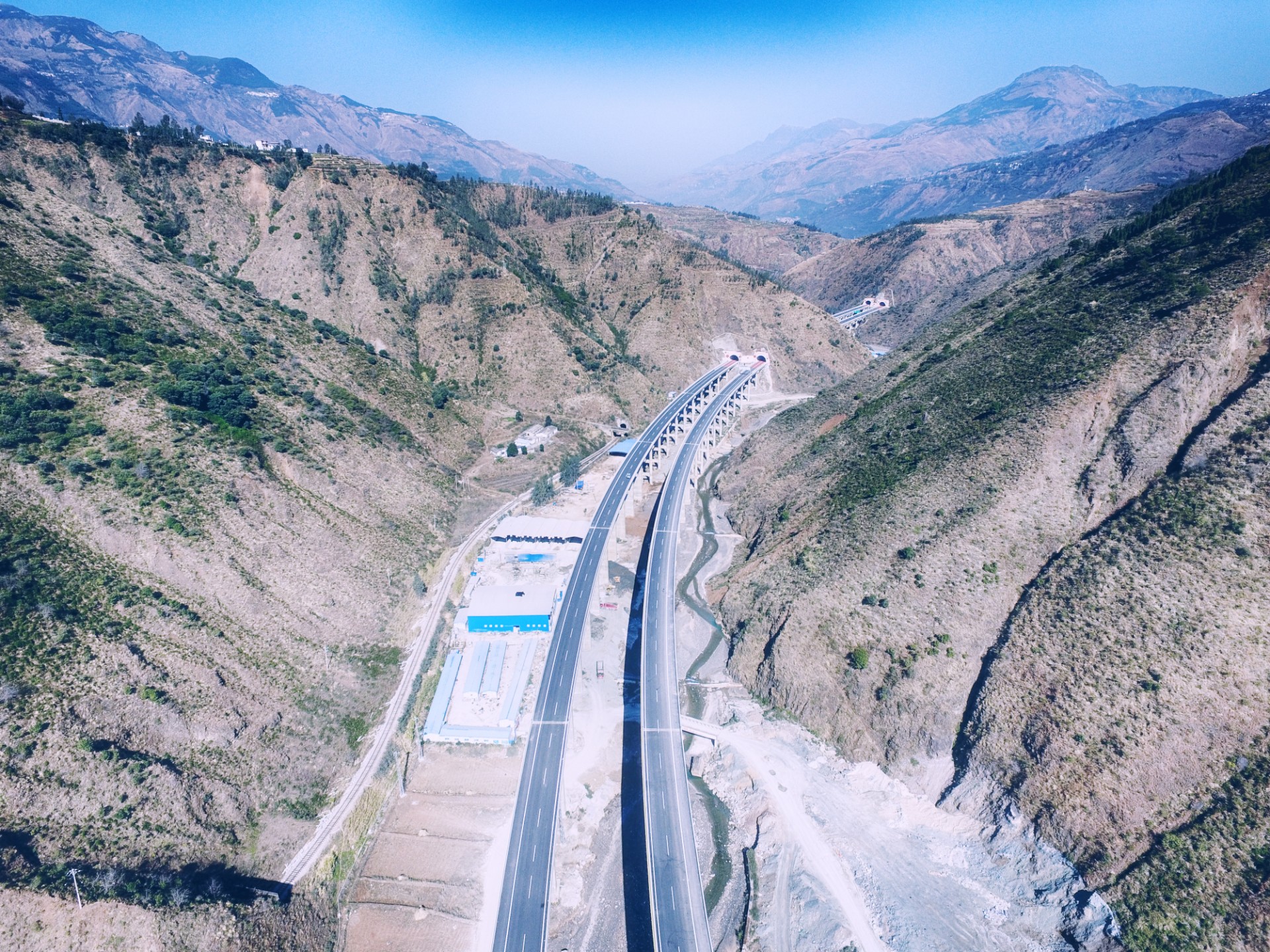 云南功東高速公路一合同段四工區(qū)段