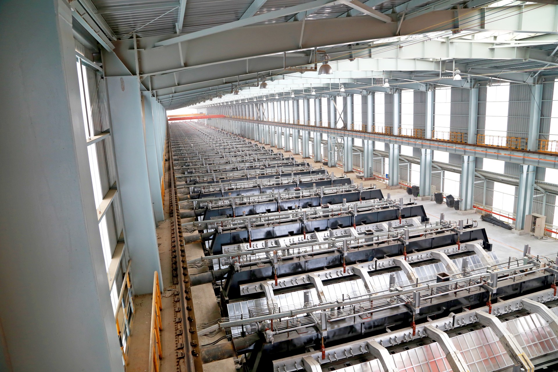 廣西百礦煤電鋁一體化項(xiàng)目1000米鋁水車(chē)間電解槽安裝