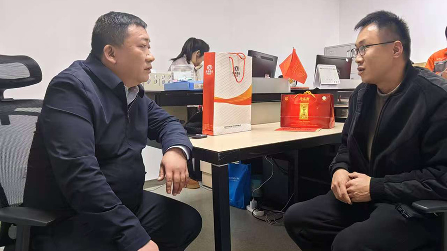 公司領(lǐng)導(dǎo)節(jié)前走訪慰問困難黨員和困難職工