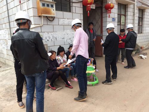 為附近村民講解安全知識