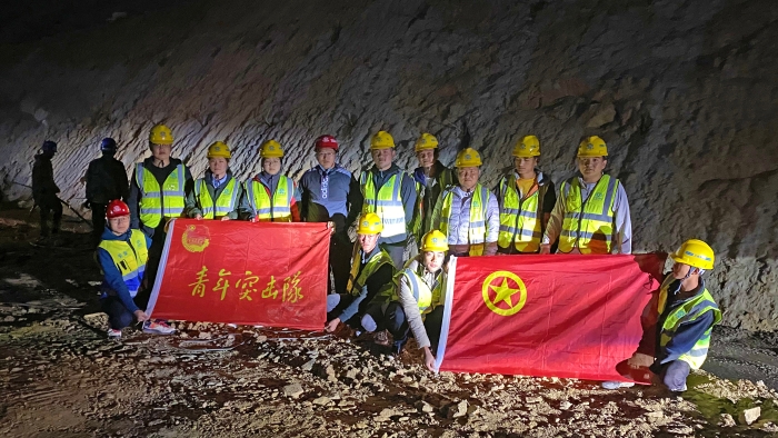 青年突擊隊(duì)助力梁場建設(shè)